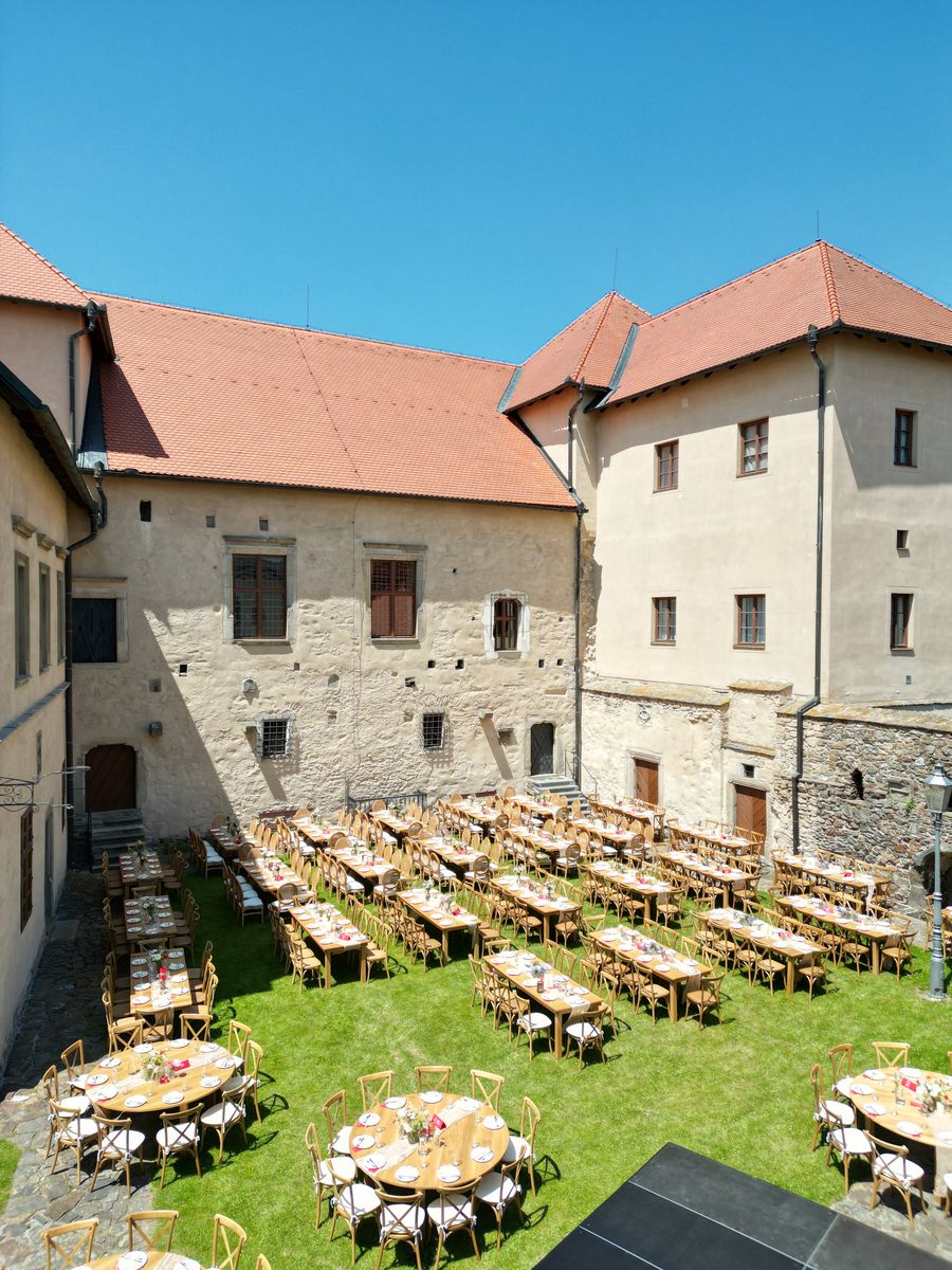 Hostina na zámeckém nádvoří z dronu