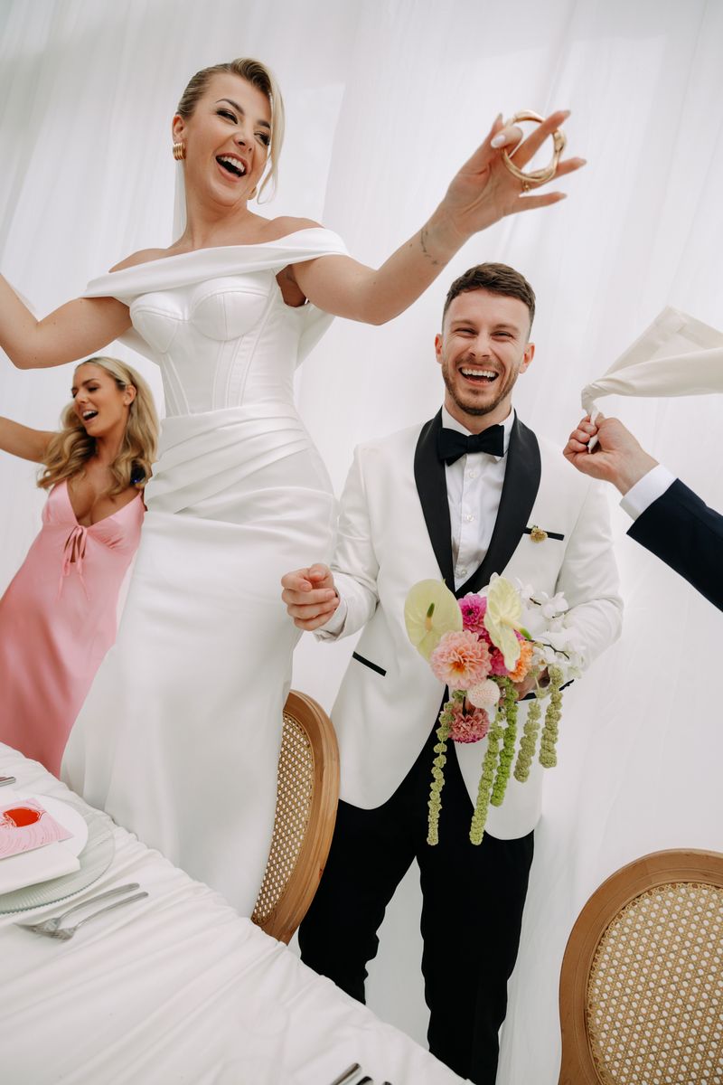 Novomanželé tančí mezi hosty