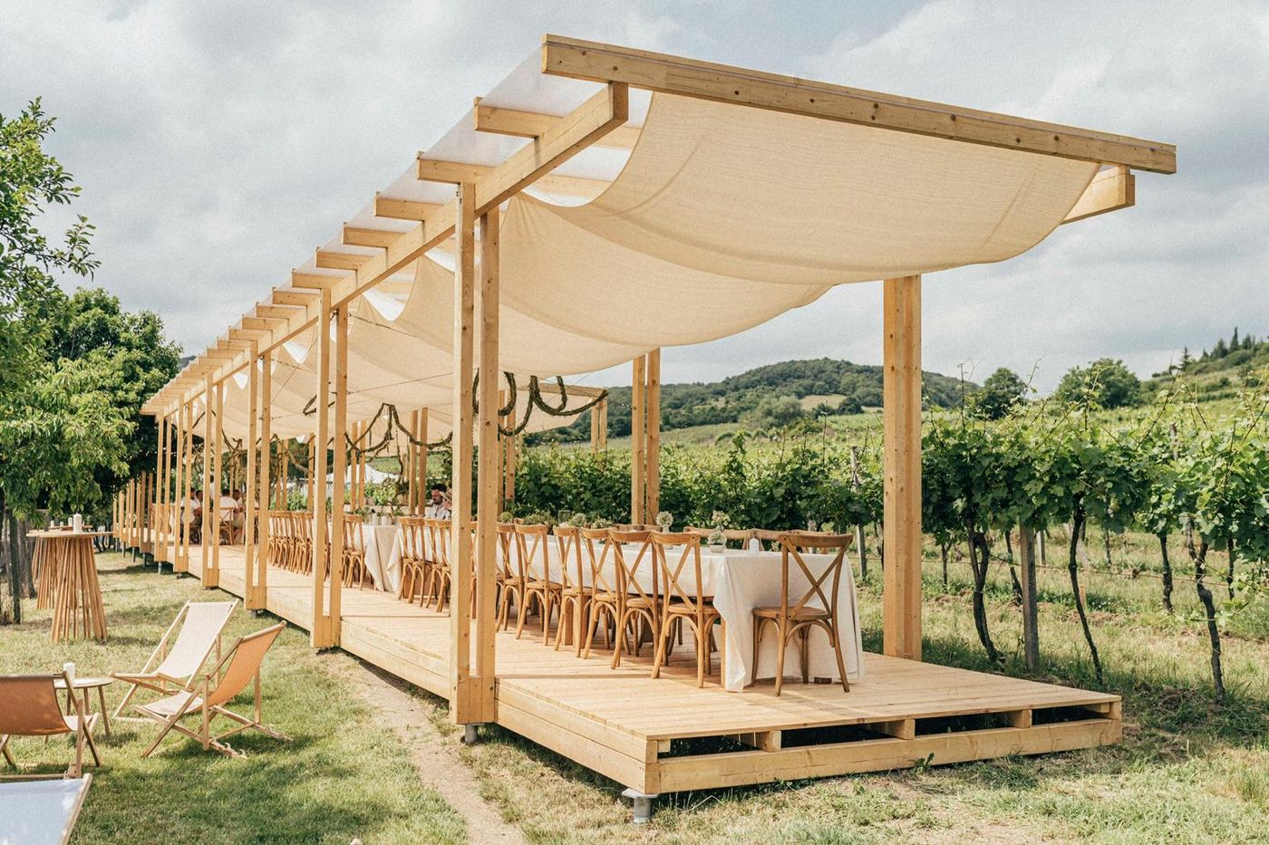 Ženy Víno Funk: tabule pod pergolou ve vinici